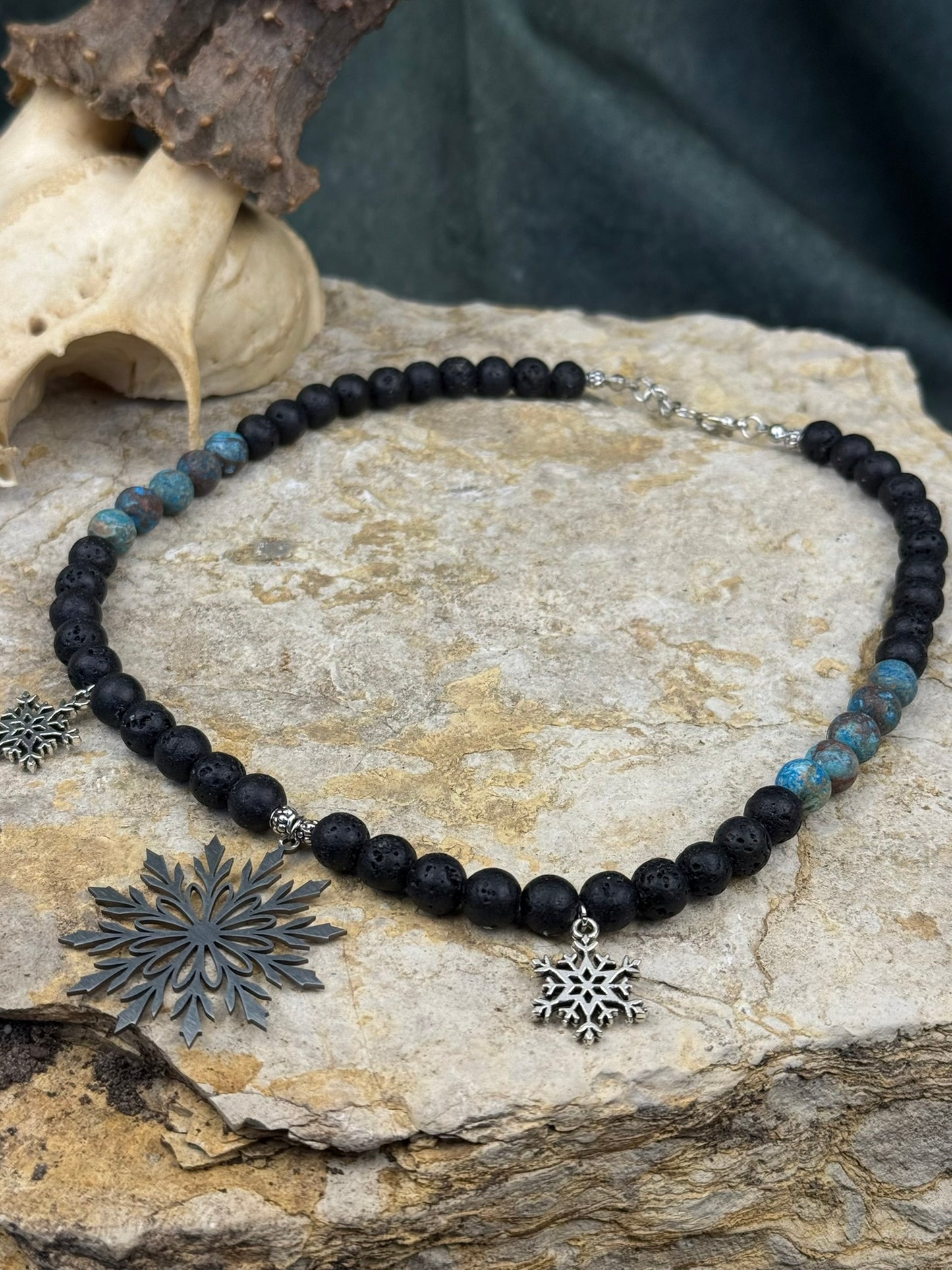 Frostkreis der stillen Wächter – Lavasteinkette mit Eisstern-Amuletten & blauem Akzentstein