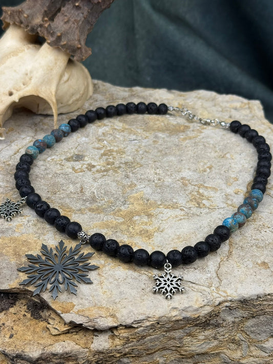 Frostkreis der stillen Wächter – Lavasteinkette mit Eisstern-Amuletten & blauem Akzentstein