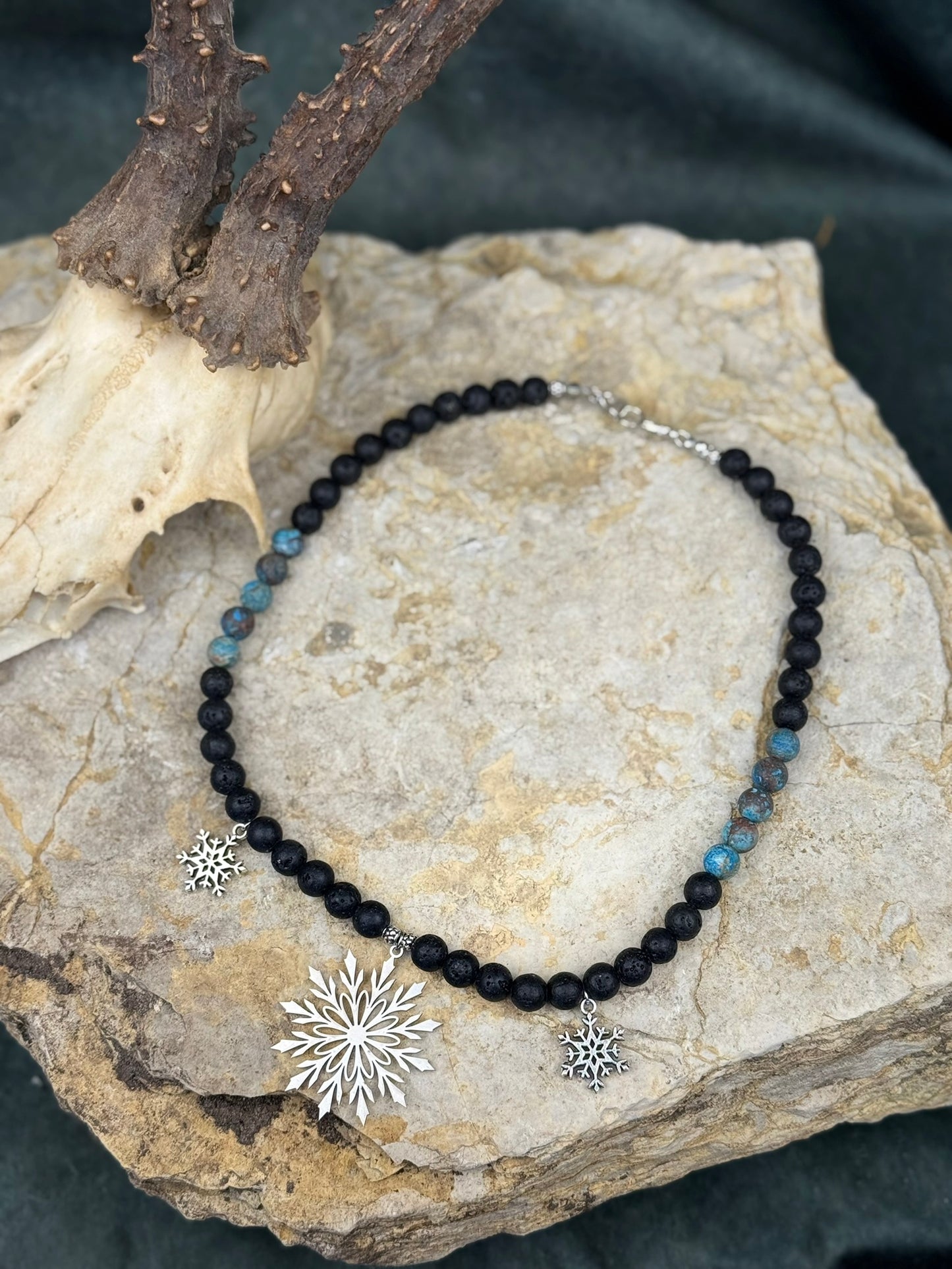 Frostkreis der stillen Wächter – Lavasteinkette mit Eisstern-Amuletten & blauem Akzentstein