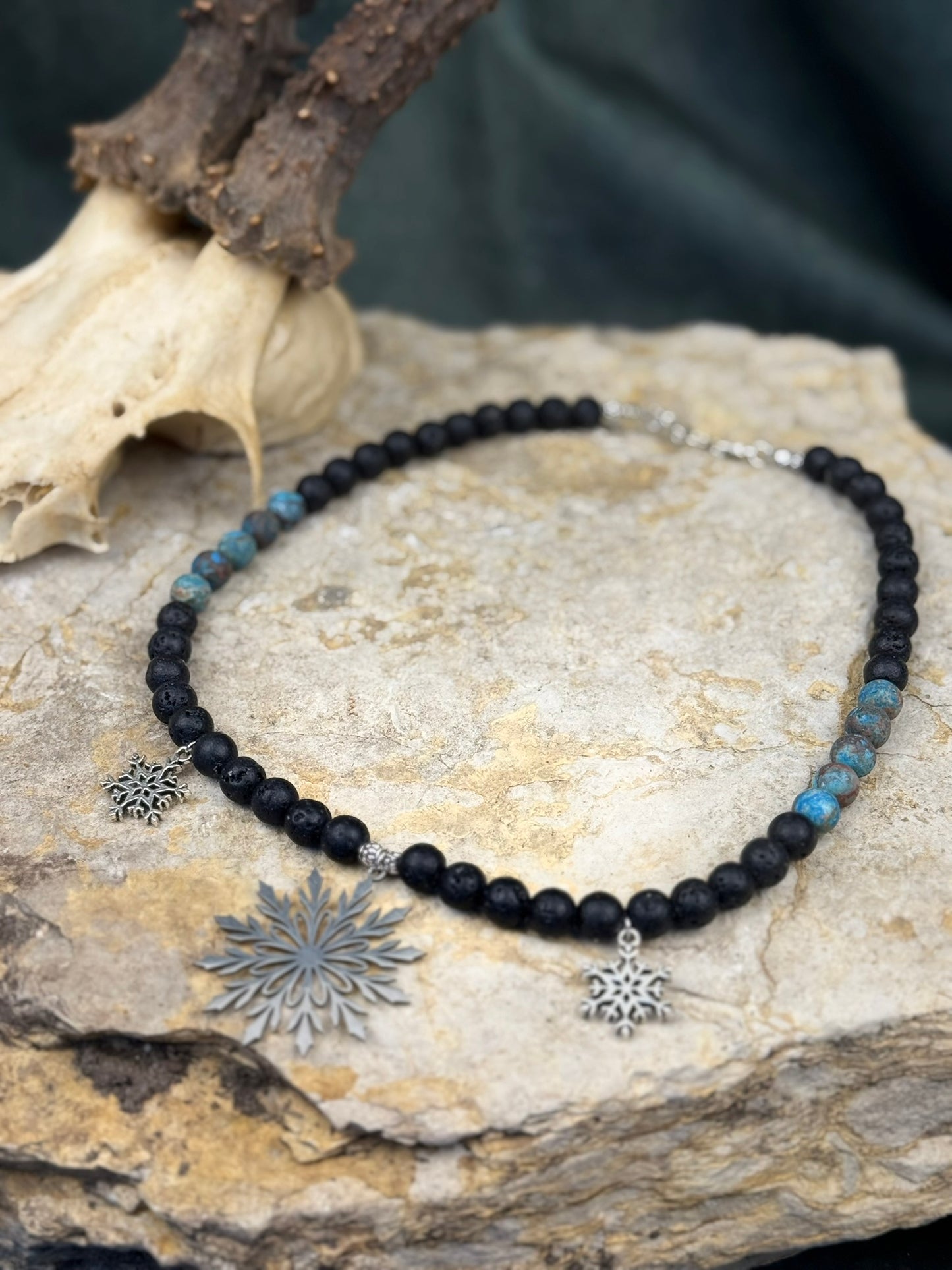 Frostkreis der stillen Wächter – Lavasteinkette mit Eisstern-Amuletten & blauem Akzentstein