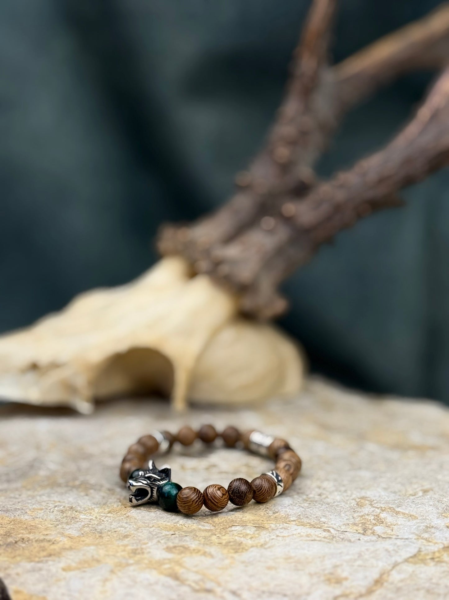 Frostband der stillen Wächter – Holzarmband mit Wolfsymbol & tiefgrünem Tigerauge