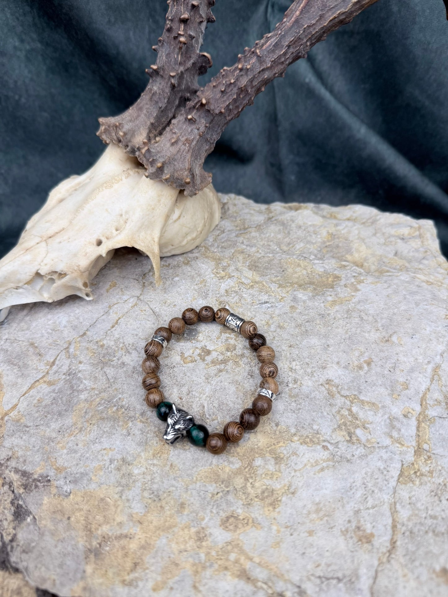 Frostband der stillen Wächter – Holzarmband mit Wolfsymbol & tiefgrünem Tigerauge