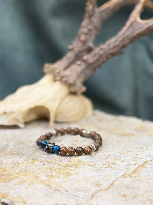 Auge des Sturmwächters – Holzarmband mit Wolfskopf & blauen Akzenten