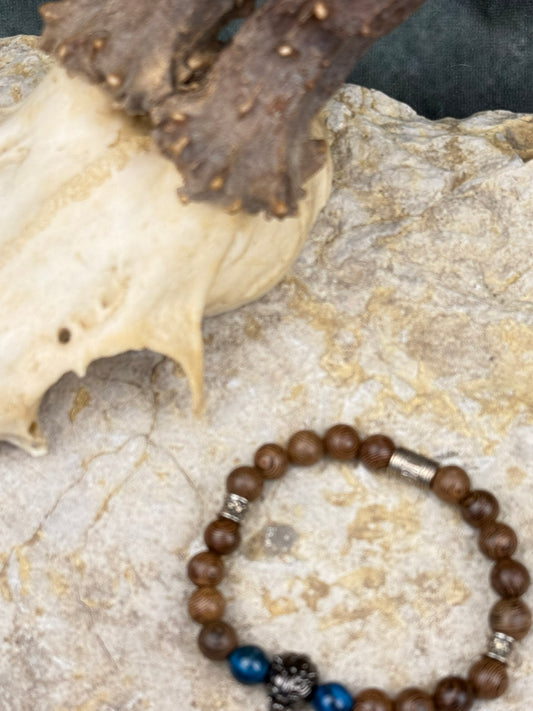 Auge des Sturmwächters – Holzarmband mit Wolfskopf & blauen Akzenten