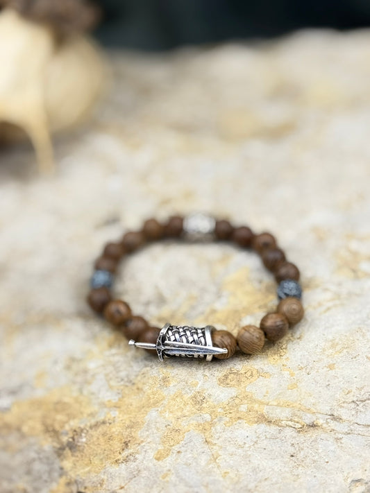 Klinge der Vergessenen See – Holzperlenarmband mit Seestein & Dolchsymbol