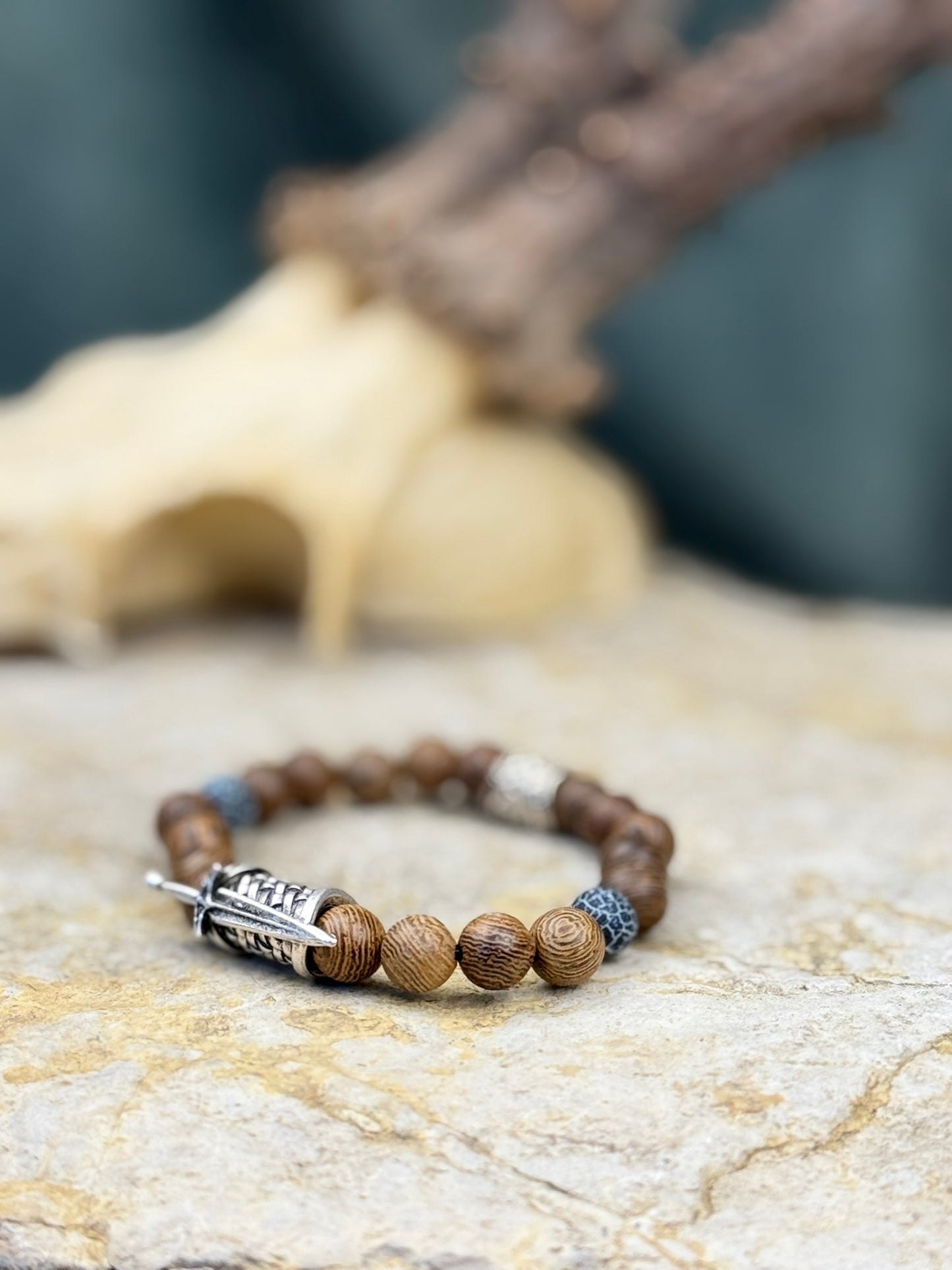 Klinge der Vergessenen See – Holzperlenarmband mit Seestein & Dolchsymbol