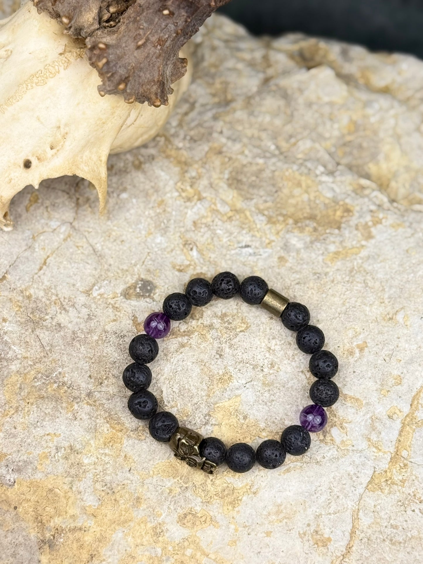 Amethyst des Schwarzen Freibeuters – Lavasteinarmband mit Piratenkopf & Amethyst