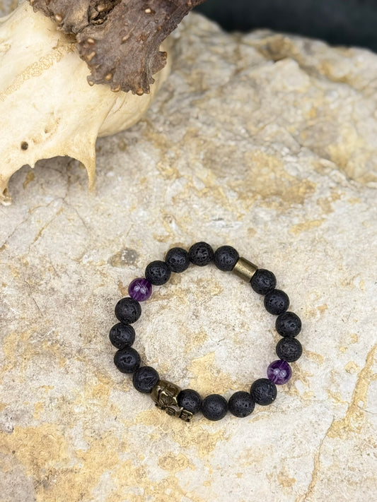Amethyst des Schwarzen Freibeuters – Lavasteinarmband mit Piratenkopf & Amethyst