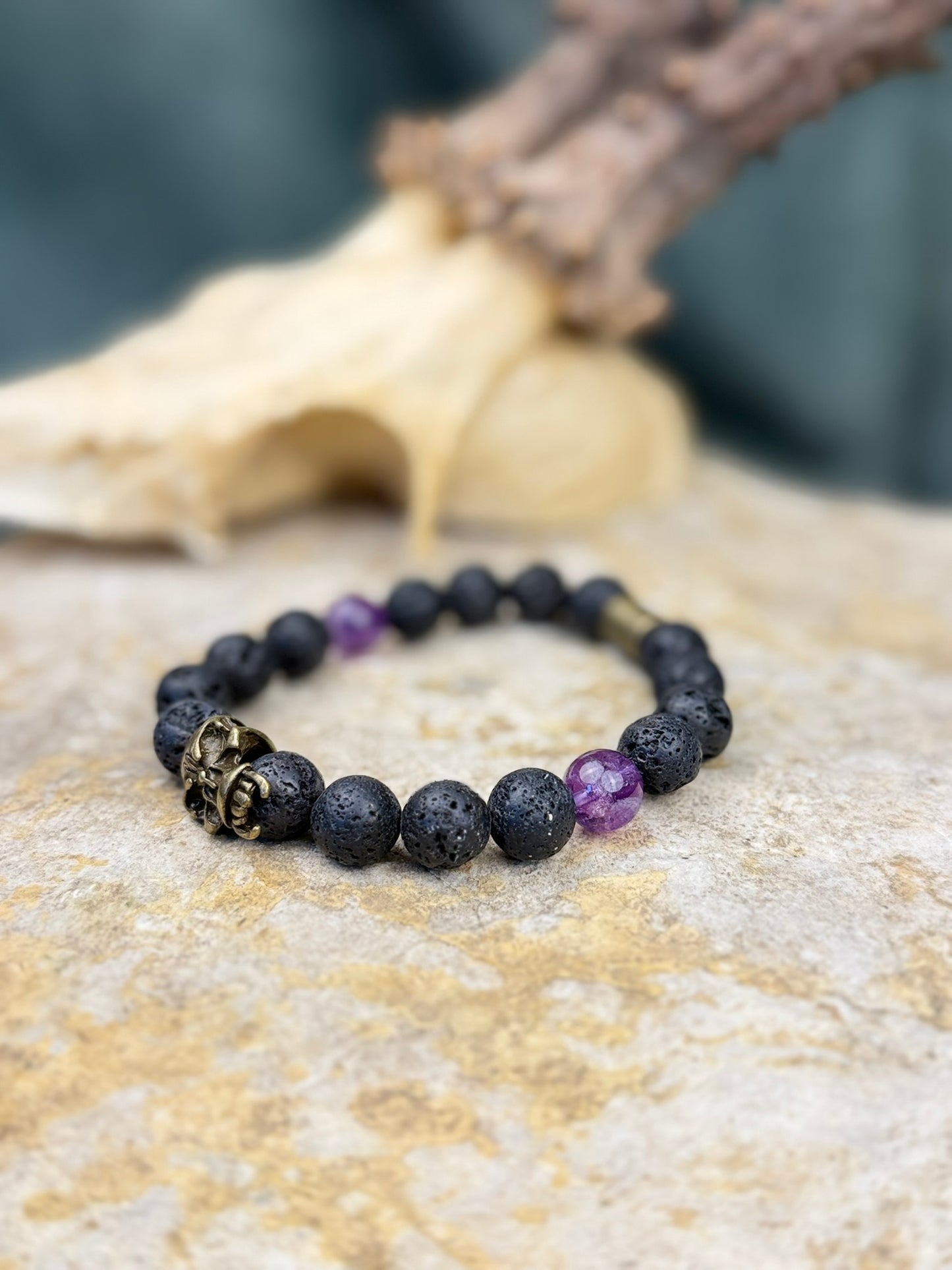 Amethyst des Schwarzen Freibeuters – Lavasteinarmband mit Piratenkopf & Amethyst