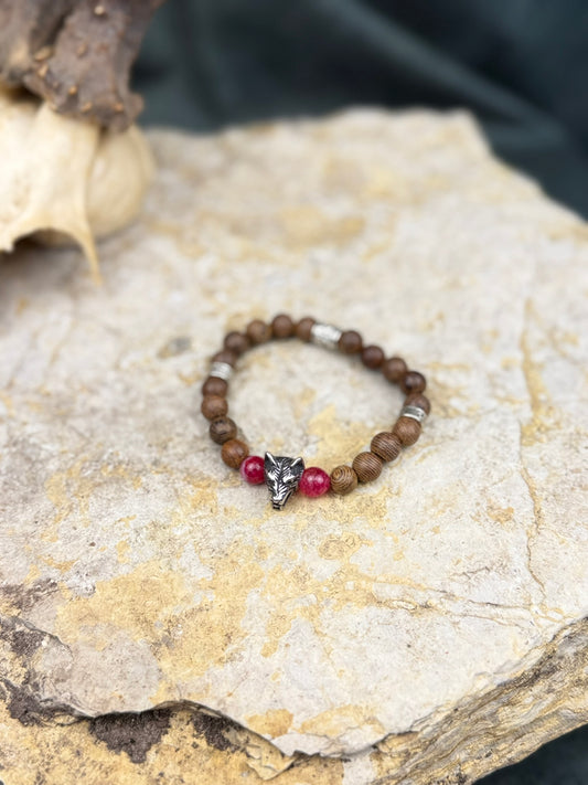Blutpfad des Waldwächter – Holzperlenarmband mit Wolfskopf & rotem Achat