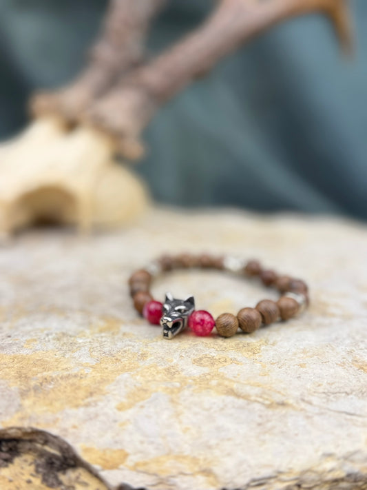 Blutpfad des Waldwächter – Holzperlenarmband mit Wolfskopf & rotem Achat