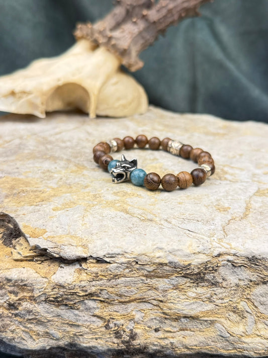 Aquamarin der Stillen See – Holzperlenarmband mit Wolfskopf & Aquamarin