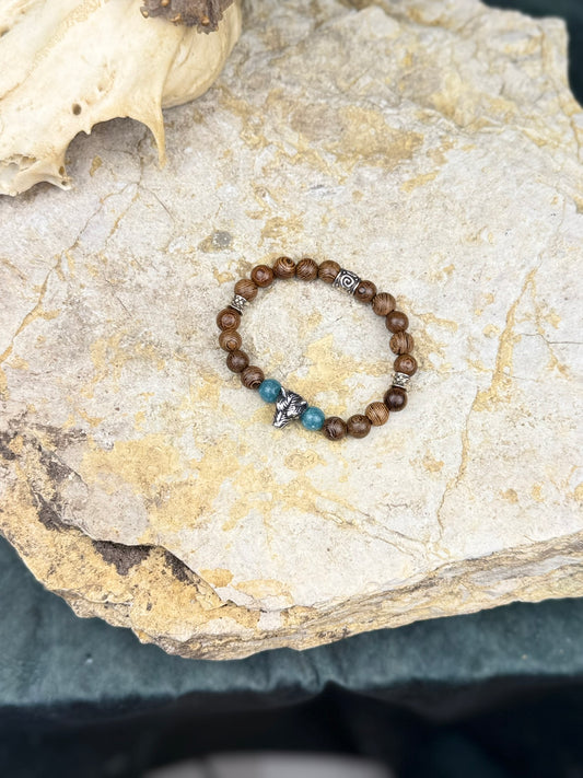Aquamarin der Stillen See – Holzperlenarmband mit Wolfskopf & Aquamarin
