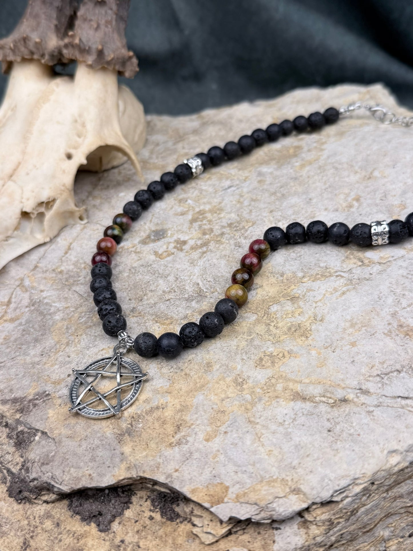 Siegel der Wandelhexe – Lavasteinkette mit buntem Tigerauge & Pentagramm