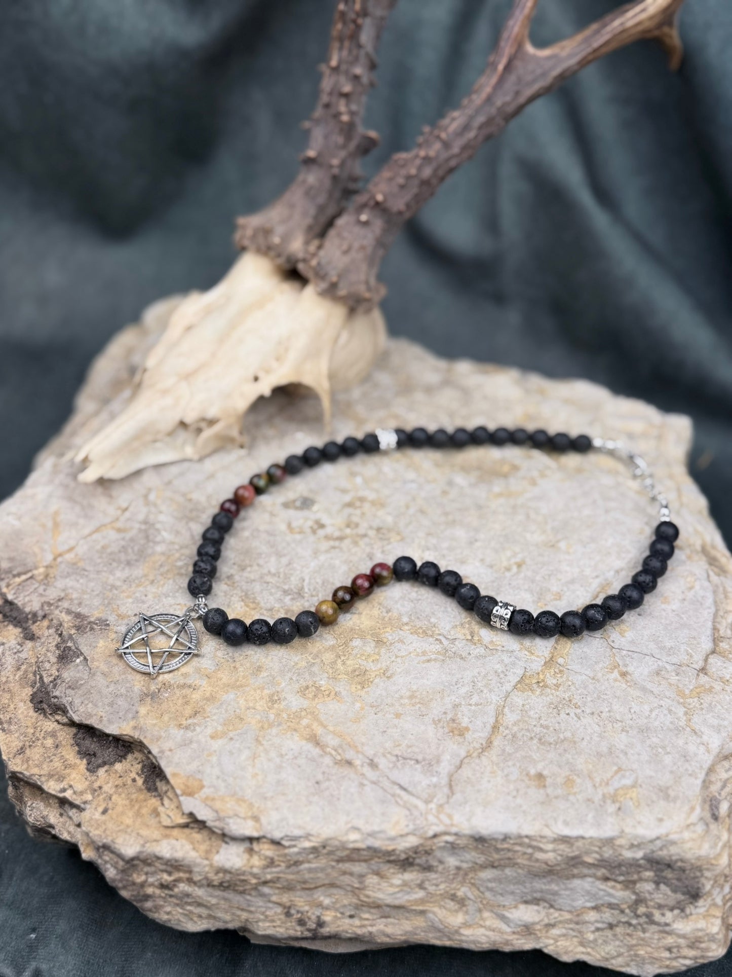 Siegel der Wandelhexe – Lavasteinkette mit buntem Tigerauge & Pentagramm