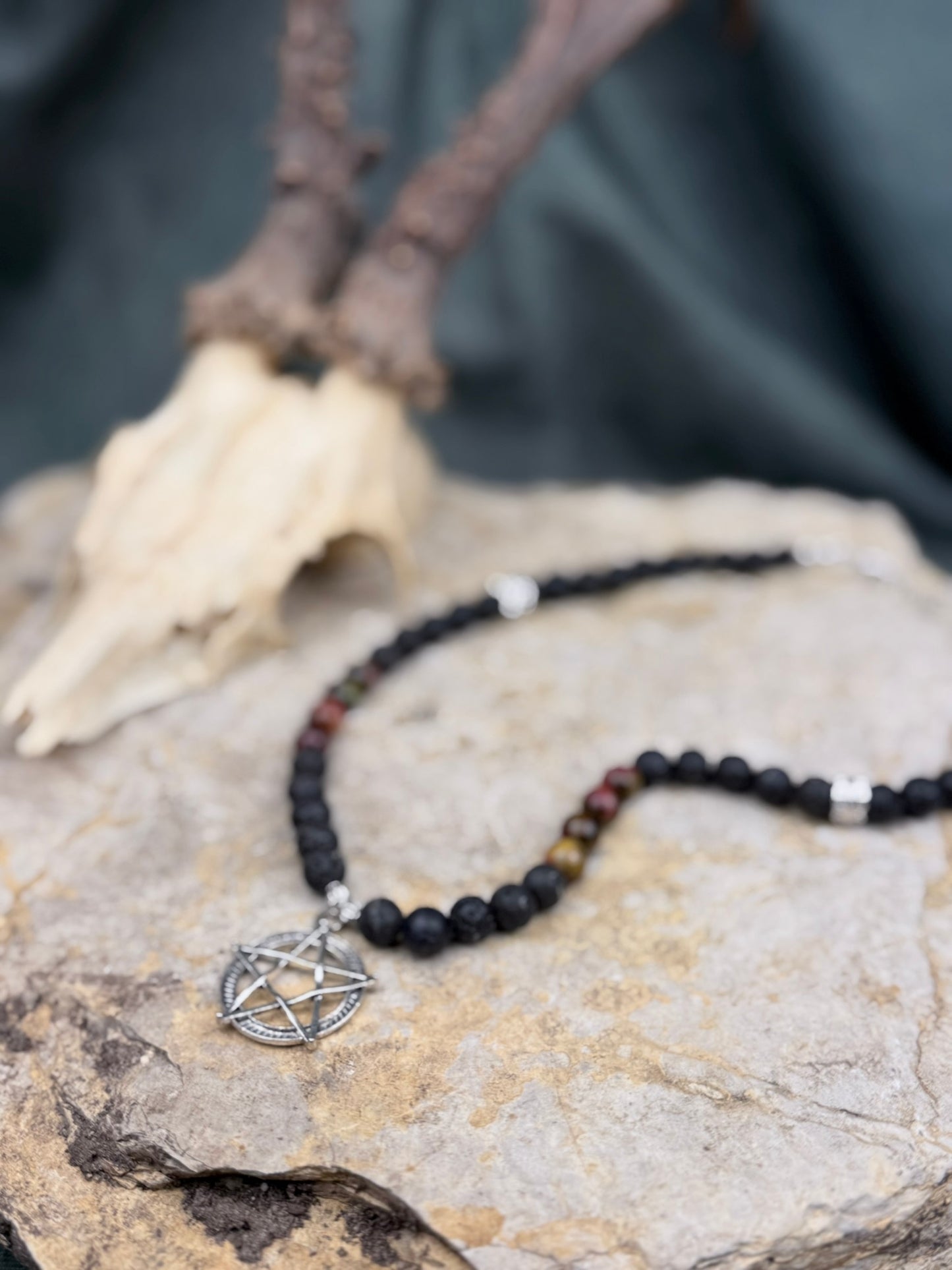 Siegel der Wandelhexe – Lavasteinkette mit buntem Tigerauge & Pentagramm