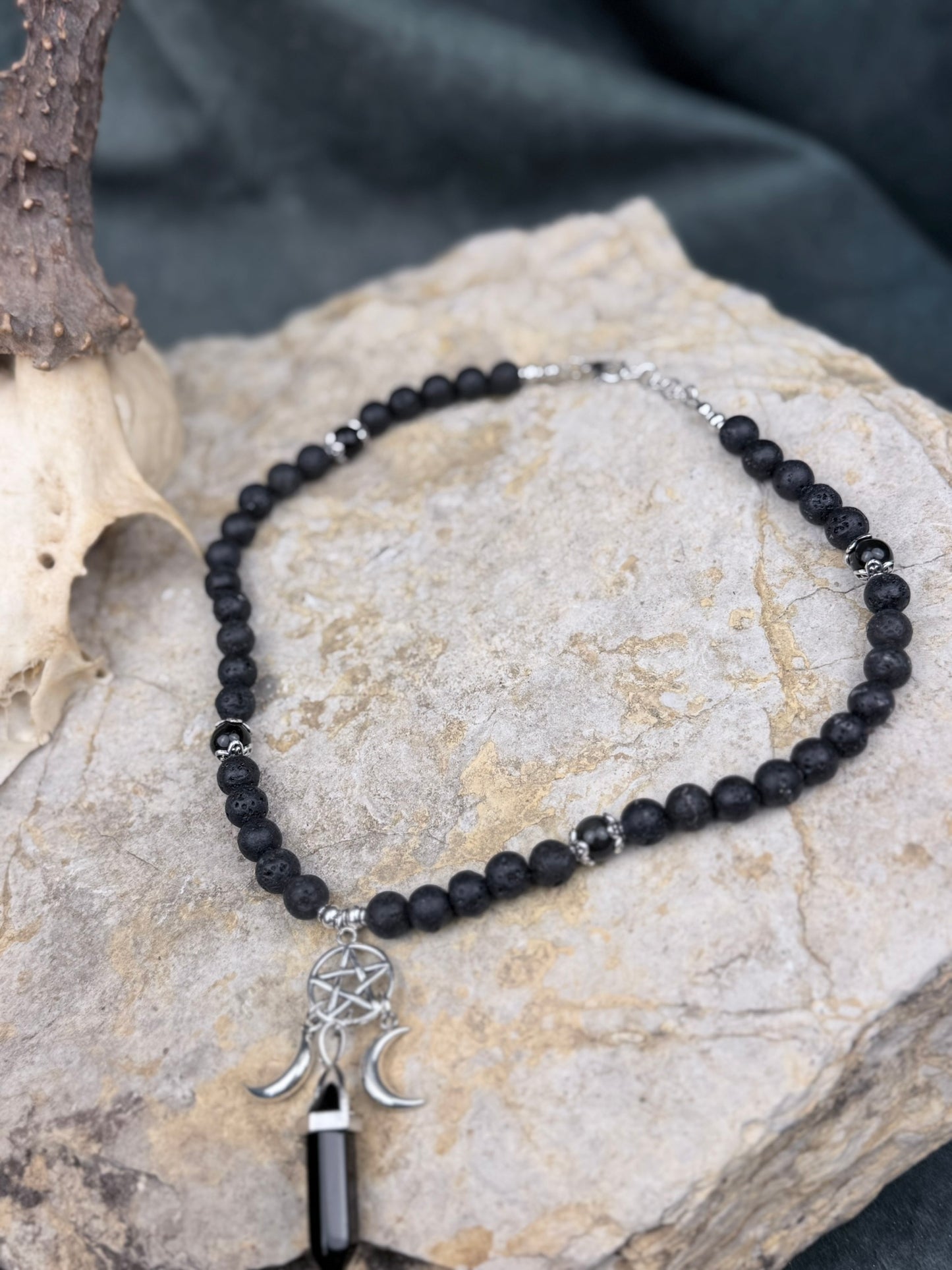 Hexenpfad der Schwarzen Luna – Lavasteinkette mit Obsidian-Spitze, Pentagramm & Dreifachmond