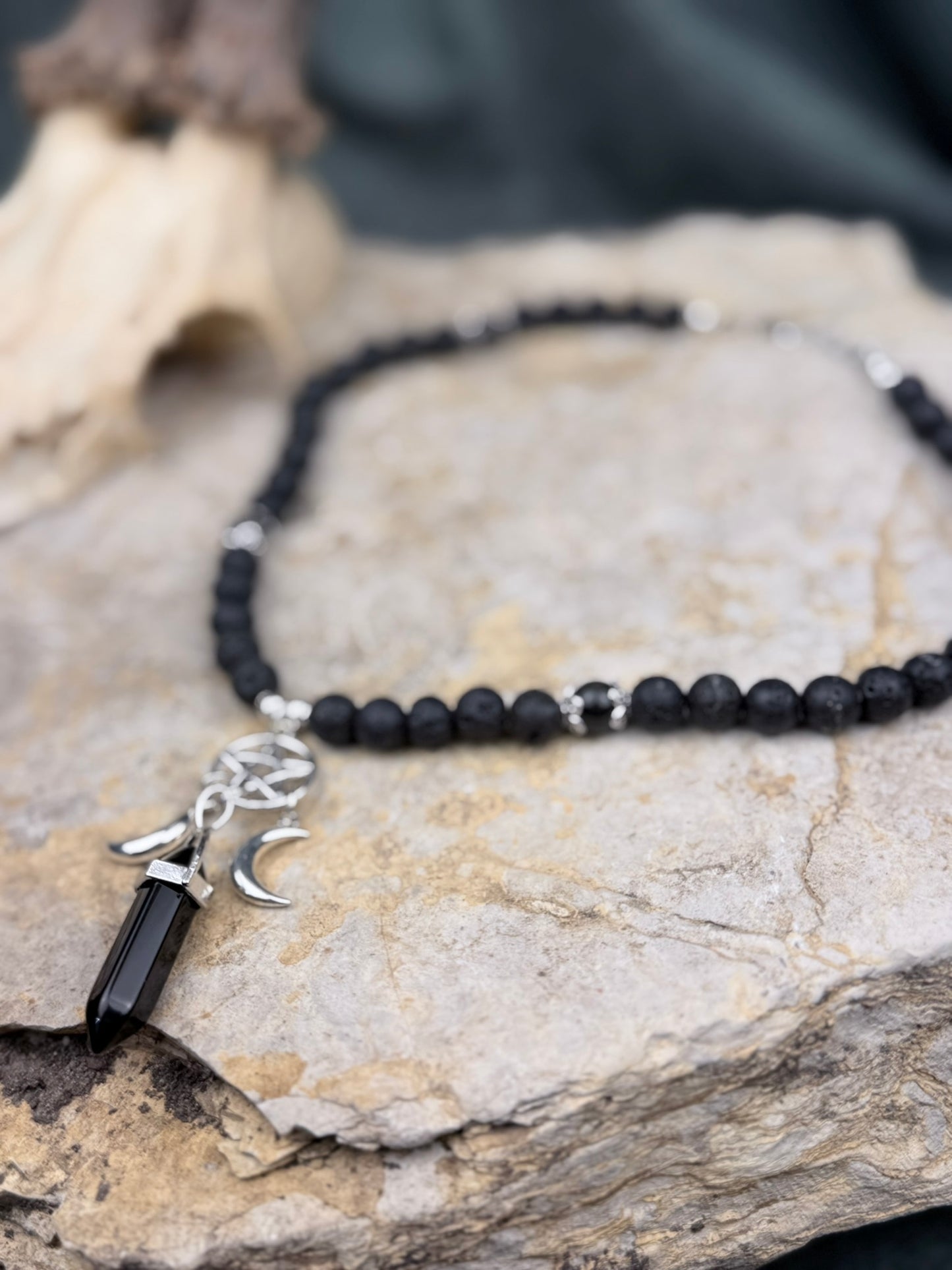 Hexenpfad der Schwarzen Luna – Lavasteinkette mit Obsidian-Spitze, Pentagramm & Dreifachmond