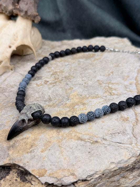 Ruf der Knochenhexe – Mystische Lavasteinkette mit Raben-Schädel & gecracktem Achat