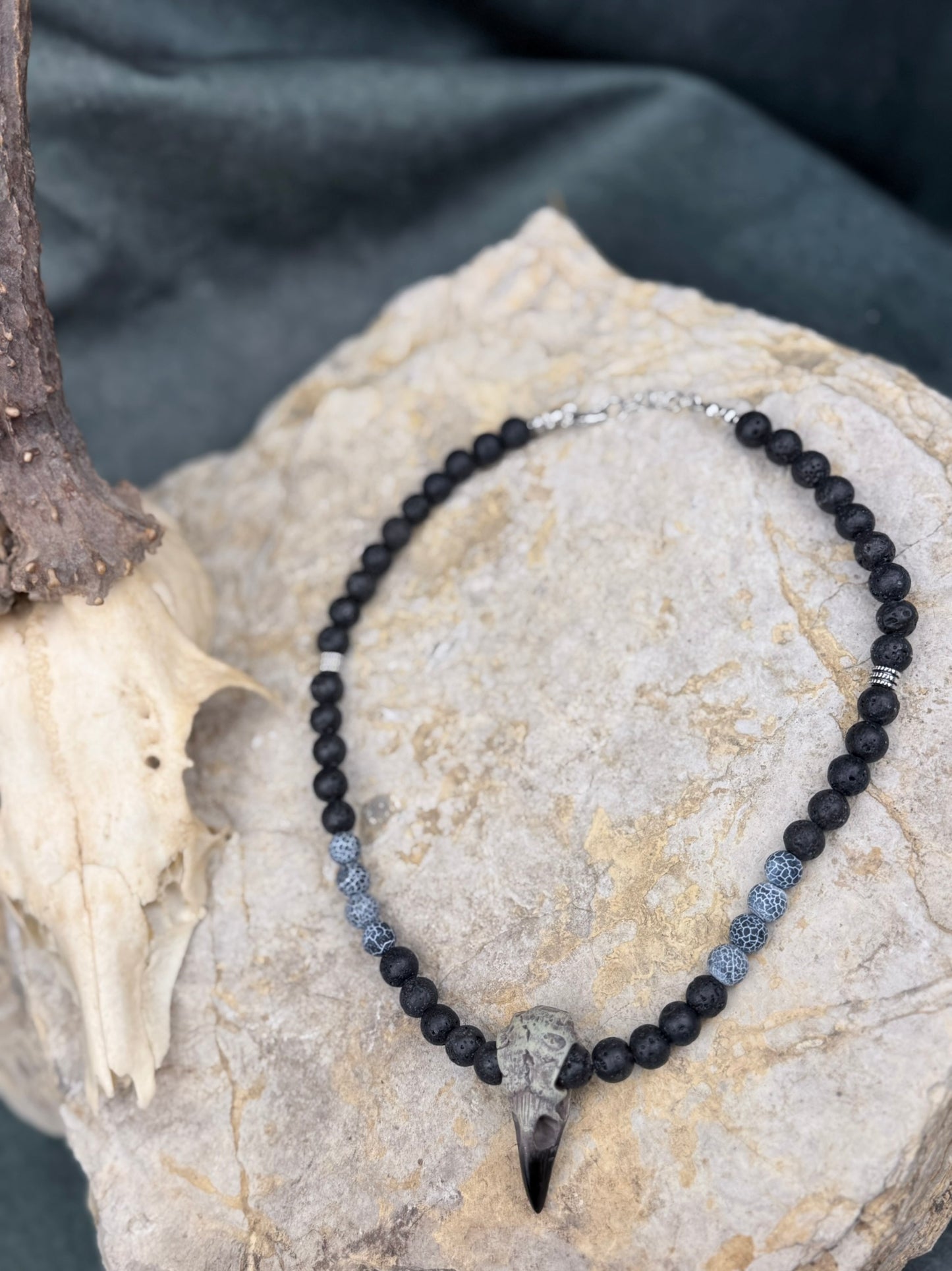 Ruf der Knochenhexe – Mystische Lavasteinkette mit Raben-Schädel & gecracktem Achat