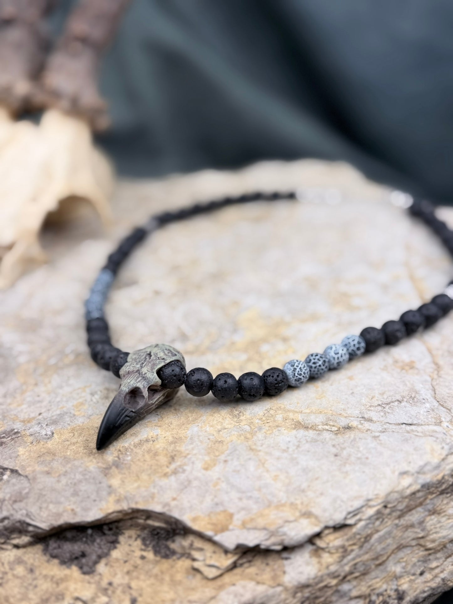 Ruf der Knochenhexe – Mystische Lavasteinkette mit Raben-Schädel & gecracktem Achat