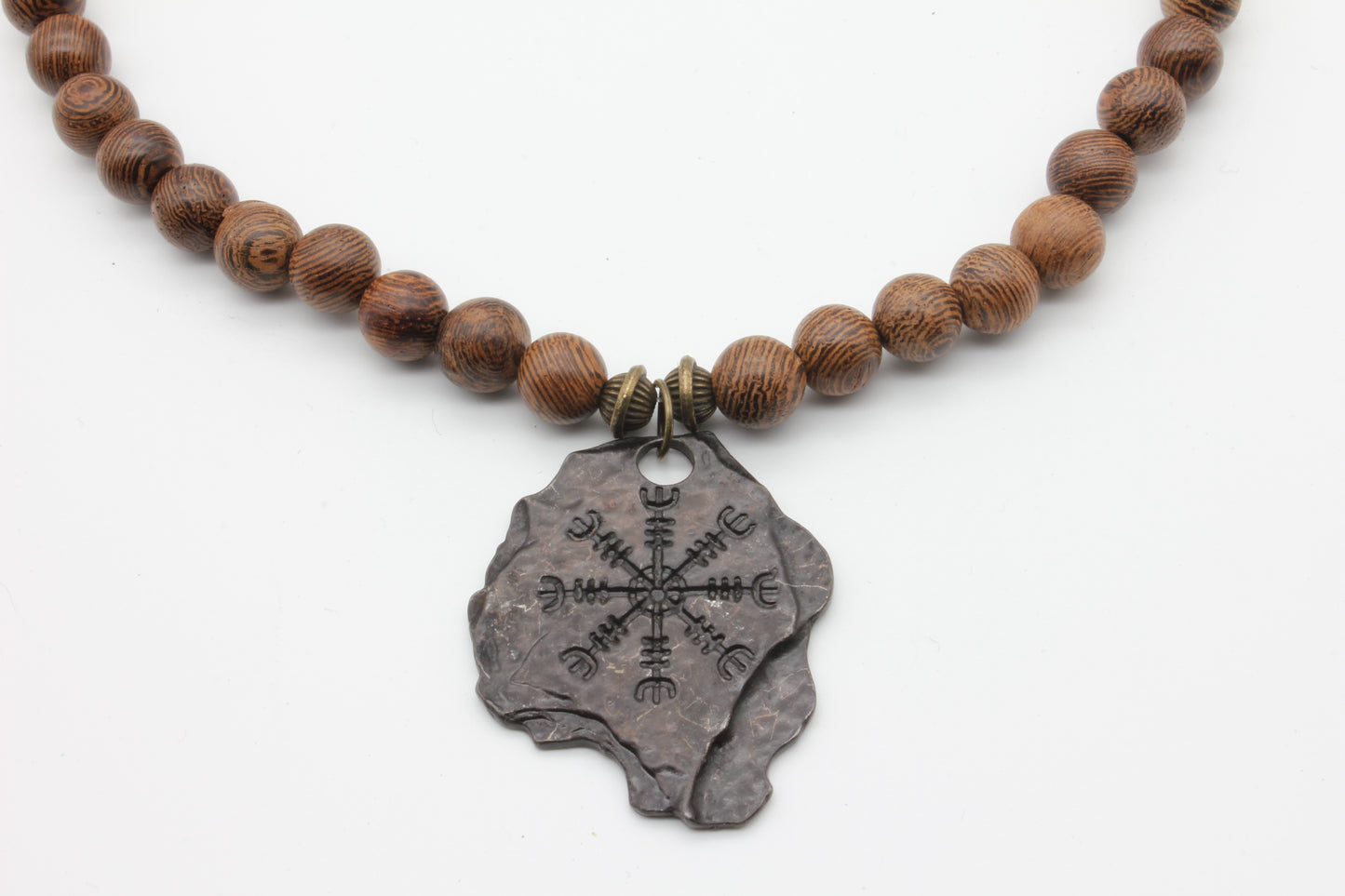 Wegweiser der Feuersteine – Halskette mit Holz, Lavastein & Vegvísir