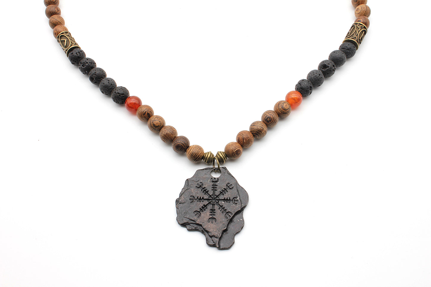 Vegvísir – Mystische Halskette aus Holzperlen, Lavastein & Orangem Drachenstein